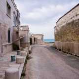 Il cineteatro Ulisse si trova praticamente sul mare, al termine di una secondaria stradina di campagna che parte dalla statale 16